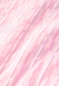 Le tissu rose clair présente des rayures verticales texturées subtiles et de fines coutures horizontales, créant une apparence douce et superposée.