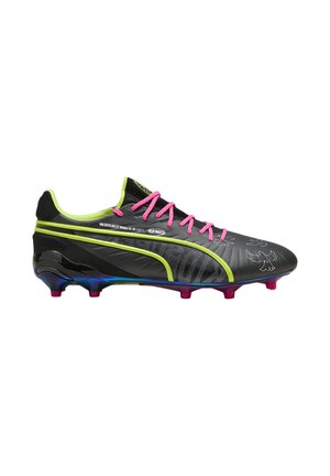 Scarpe da calcio nere con accenti verdi, lacci rosa e design del logo. Presentano una superficie testurizzata e una suola multicolore con tacchetti rosa.