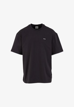 Fekete, rövid ujjú, kerek nyakú póló kis fehér "KANI" logóval a bal mellrészen.