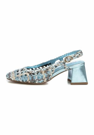 Zapato slingback de cuero trenzado azul con tacón cuadrado, que presenta una superficie texturizada y una hebilla decorativa en la correa.