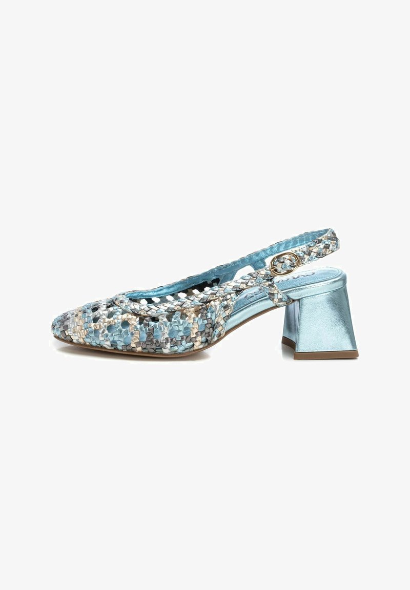 Zapato slingback de cuero trenzado azul con tacón cuadrado, que presenta una superficie texturizada y una hebilla decorativa en la correa.