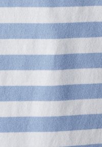 Dungi orizontale albastre deschise și albe pe o țesătură moale, tricotată, arătând textura și cute ușoare.