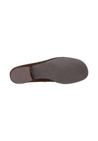 Insola di scarpa in suede marrone con una superficie inferiore in gomma grigia liscia, caratterizzata da motivi di presa testurizzati e un design della punta arrotondata.