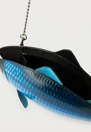 Uvrstitev 7: MOSCHINO - Torba čez telo