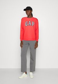 GAP HERITAGE CREW - Melegítőfelső - cayenne