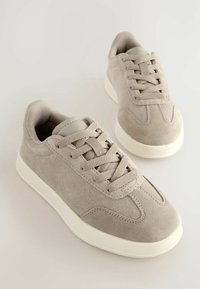 Grå ruskinds sneakers med snørebånd, rund tå og hvid gummisål. Har struktureret overdel og polstret krave for komfort.