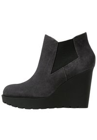 Stivale ankle grigio in suede con tacco a zeppa, punta arrotondata, pannelli elastici laterali e suola in gomma nera testurizzata. Finitura liscia con un aspetto opaco.