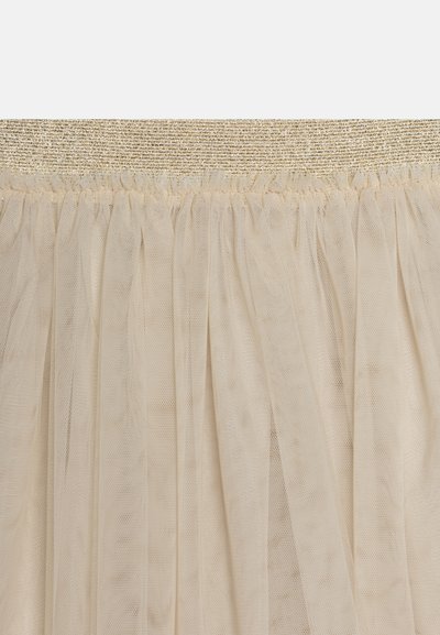 Beige tulle-hame, jossa on rypytetty muotoilu ja kultainen, kimalteleva vyötärönauha. Materiaali antaa kevyen ja ilmavan tekstuurin kerroksellisten laskosten myötä.