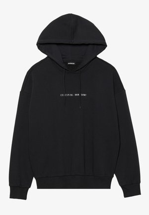 Sweat à capuche noir avec un design graphique textuel sur le devant. Le tissu semble doux, avec une coupe décontractée et des poignets et un ourlet côtelés.