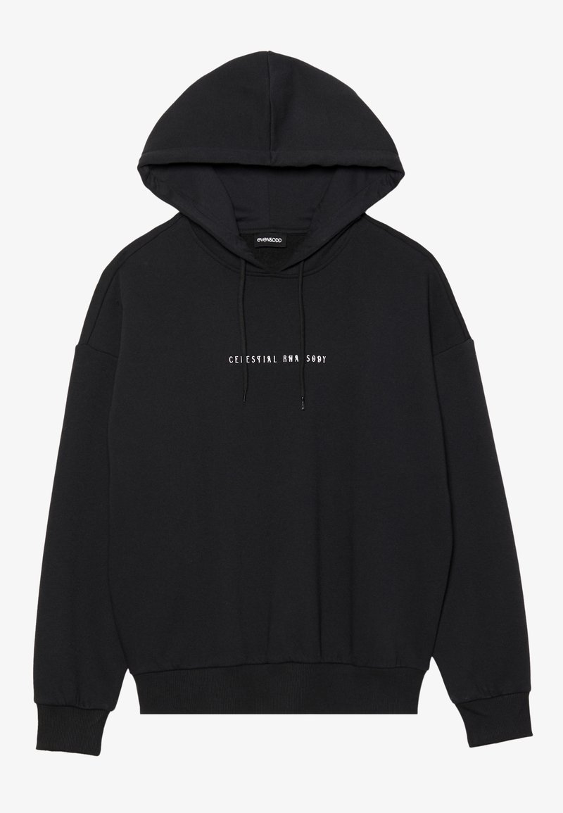 Melnas kapuces džemperis ar priekšējo grafisko tekstu. Materiāls izskatās mīksts, piedāvājot brīvu piegriezumu un ribotām piedurknēm un apakšmalu.