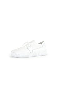 Witte sportieve sneaker van gebreid materiaal met een vetersluiting aan de voorkant, een gestructureerde bovenkant en een geribbelde rubberen zool. Minimalistisch ontwerp.