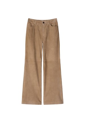 Szerokie spodnie zamszowe w kolorze koniakowym z przednimi kieszeniami i zapięciem na guziki, ułożone na płasko na białym tle.