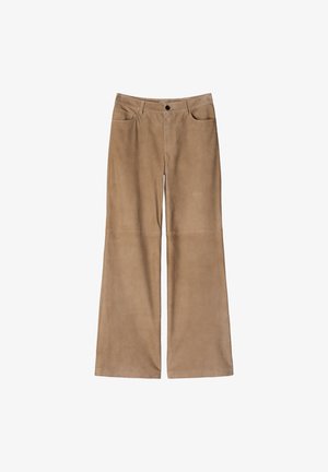 Szerokie spodnie zamszowe w kolorze koniakowym z przednimi kieszeniami i zapięciem na guziki, ułożone na płasko na białym tle.