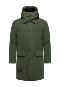 Olīvu zaļš mētelis ar pūkainu apkakli, sešām melnām pogām, divām kabatām un logo uzlīmi apakšējā pusē. Vilnas maisījuma materiāls.