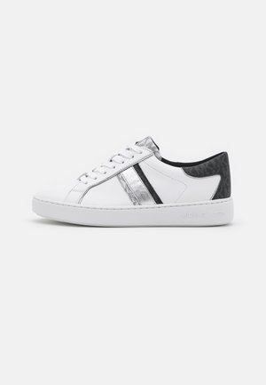 Baskets blanches en cuir avec des accents métalliques argentés et noirs, présentant un talon texturé et une semelle blanche plate. Design à lacets avec logo.