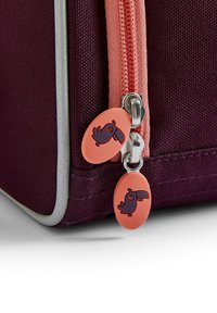 Borsa viola con una finitura testurizzata, caratterizzata da una cerniera rosa e due tirazip arancioni decorati con un design di tucano nero.