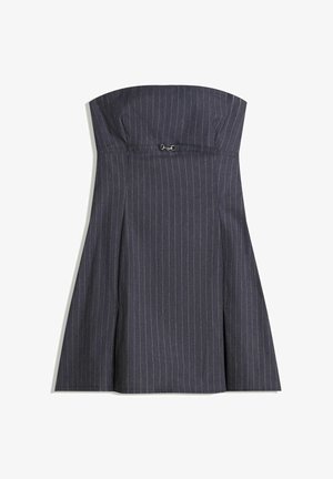 Sukienka bez ramiączek w ciemnoszarym kolorze z pionowymi paskami, usztywnioną górą, rozkloszowanym dołem oraz zapięciem na haczyk z przodu.