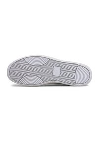 Kumisen pohja, jossa on herringbone-kuvio. Pehmeä rakenne harmaana, jossa on pyöreitä ja aaltoilevia yksityiskohtia pitoisuuden lisäämiseksi.