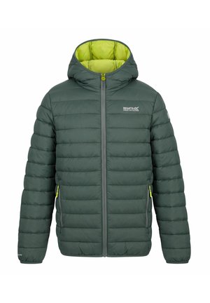 Zielona pikowana kurtka outdoorowa z kapturem, zamkiem błyskawicznym z przodu i dwoma kieszeniami na zamek, z jasnym żółtym wnętrzem oraz logo na piersi.