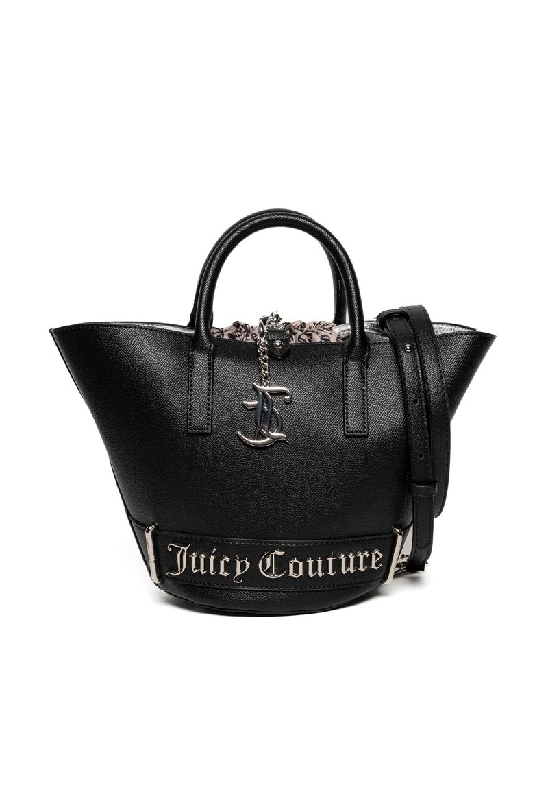 Sac cabas en cuir noir avec ferrures métalliques. Comprend des poignées courtes, une bandoulière amovible et un logo "Juicy Couture" en argent sur le devant.