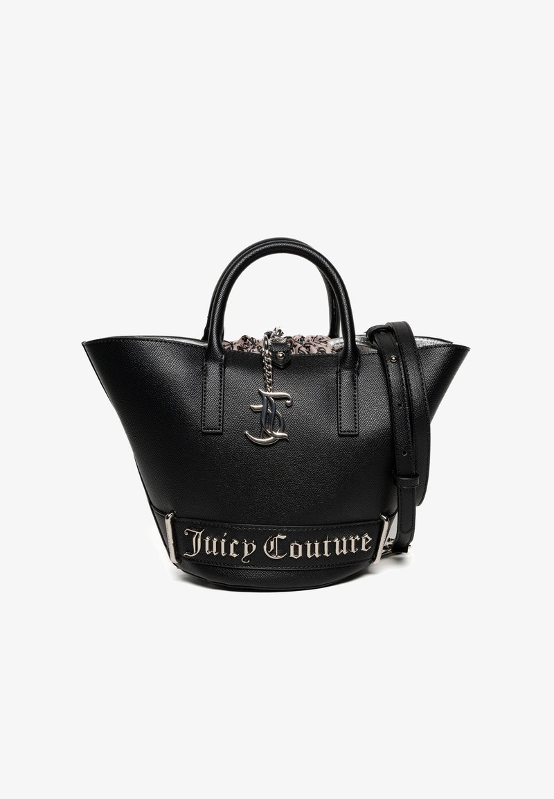 Sac cabas en cuir noir avec ferrures métalliques. Comprend des poignées courtes, une bandoulière amovible et un logo "Juicy Couture" en argent sur le devant.