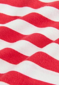 Tessuto di cotone con strisce orizzontali alternate rosse e bianche, con una texture liscia e un delicato motivo a onde.