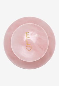 Rund rose quartz-verktøy med glatt tekstur, med gullbokstaver "EL" og et hjerte. Lys rosa farge med en transparent finish.