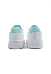 Vita sneakers med en slät läderfinish. Ljusblå detaljer på hälen, vadderad krage och mönstrad gummisula. Logotyp på hälen.