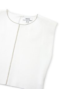 Witte gebreide top met een ronde halslijn, voorzien van een knoopsluiting en zilveren kraalversiering langs de voorknopsluiting.