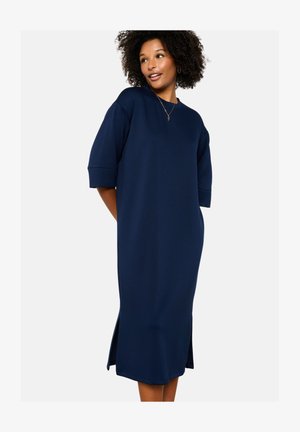 Mornarsko modra midi obleka iz gladkega materiala, s kratkimi rokavi, stranskimi razpoki in sproščenim krojem za udobje in prožnost gibanja.