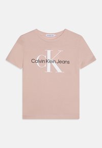 Różowa koszulka z krótkim rękawem, wykonana z bawełny, z białym i czarnym logo "Calvin Klein Jeans" umieszczonym na środku klatki piersiowej.