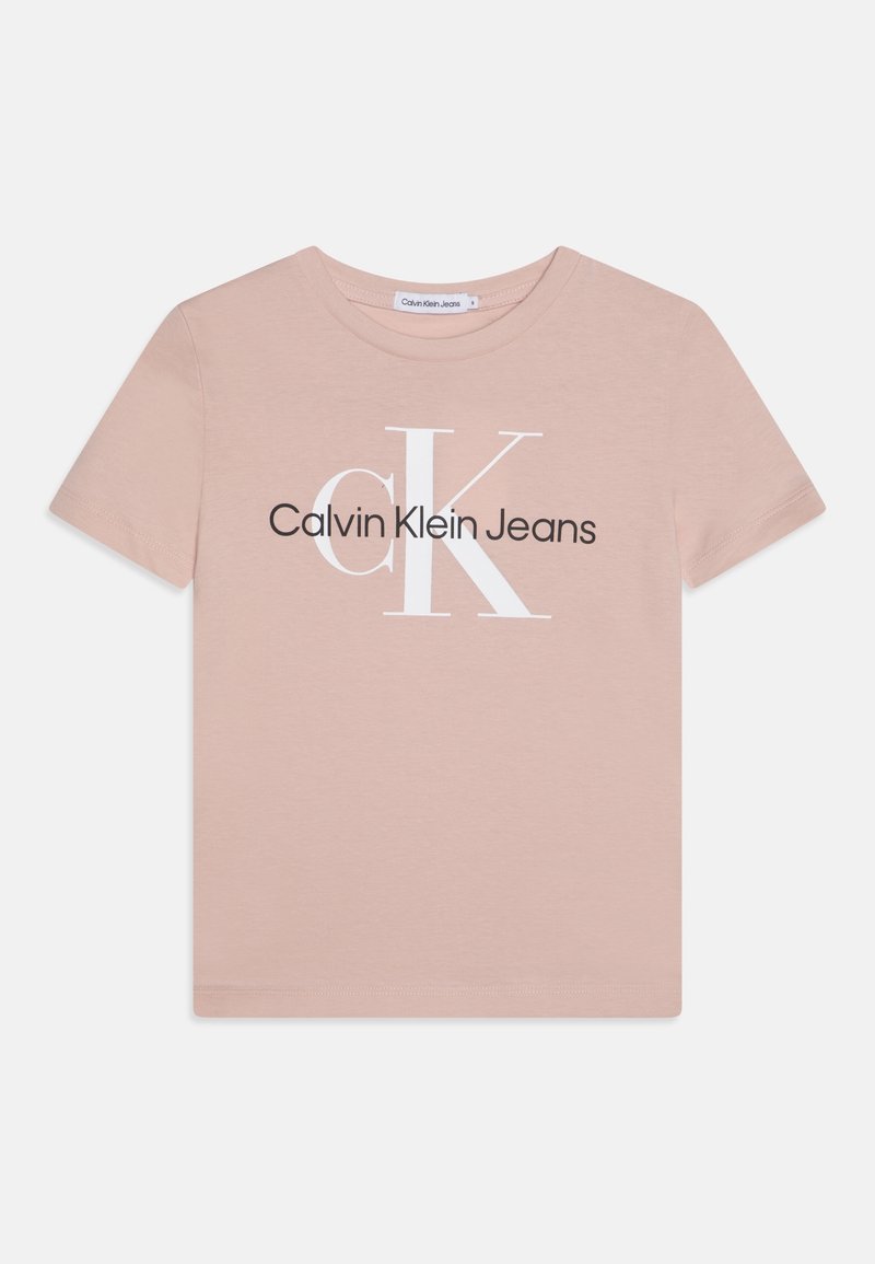 Camiseta de manga corta rosa hecha de algodón, que presenta un logotipo en blanco y negro de "Calvin Klein Jeans" centrado en el pecho.