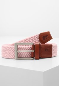 Geweven roze riem met een gestructureerd patroon, voorzien van een zilveren metalen gesp en bruine leren accenten met branding.