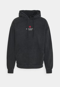 Felpa nera con cappuccio realizzata in tessuto morbido. Presenta una tasca frontale, polsini a coste e una grafica di una rosa rossa con testo bianco.