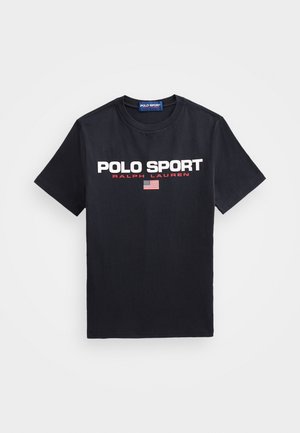 T-shirt noir à manches courtes avec texte blanc "POLO SPORT", texte rouge "RALPH LAUREN" et petit drapeau américain imprimé sous le texte.