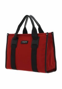 Borsa tote rossa in nylon con dettagli in pelle nera, manici doppi in alto e forma rettangolare. Presenta un'etichetta con il logo su un lato.
