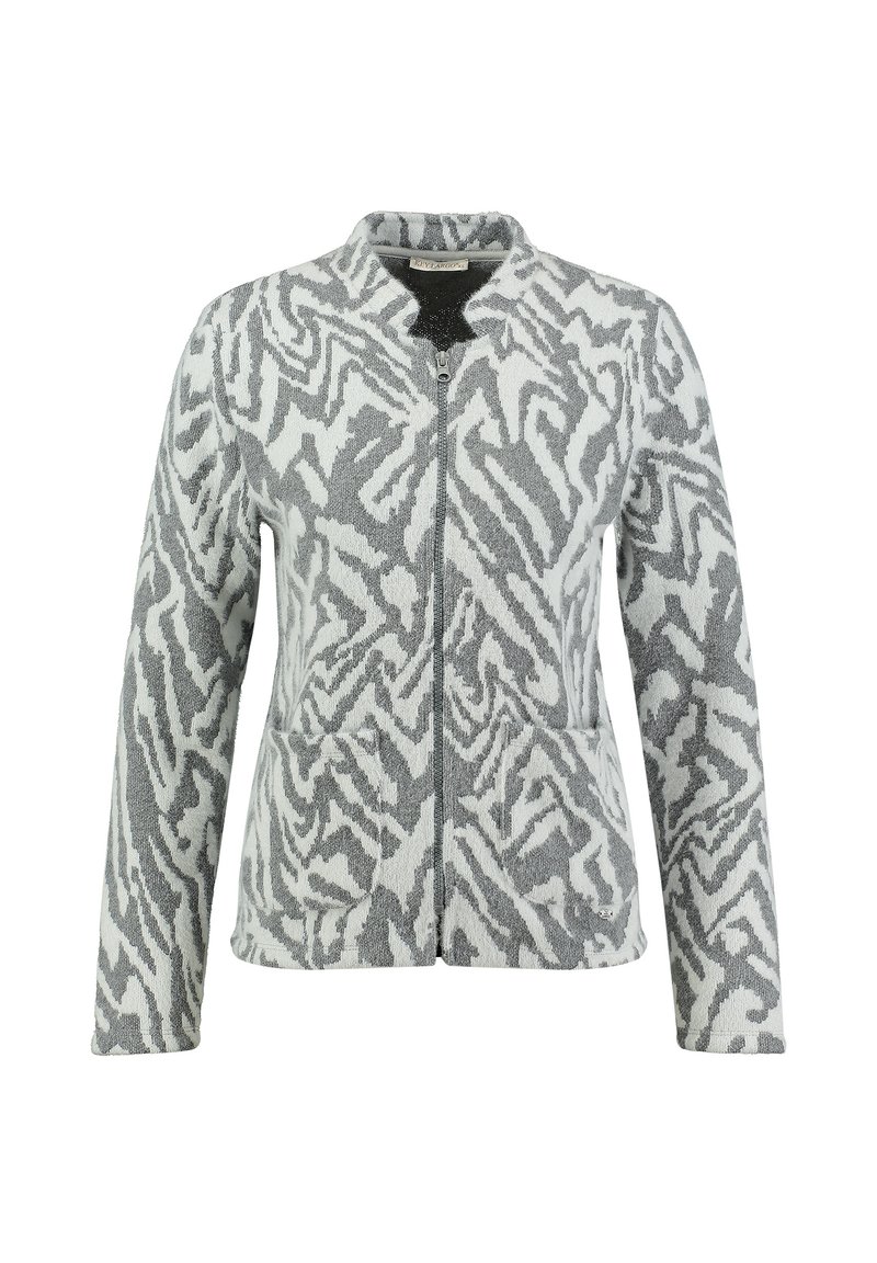 Chaqueta de forro polar con estampado de cebra en gris y blanco, cierre de cremallera, mangas largas, dos bolsillos frontales, textura suave, diseño de cuello redondeado.