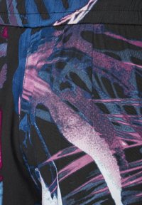 Tissu à motif abstrait présentant des nuances de bleu, de rose et de noir. La texture est lisse avec un éclat, affichant des motifs audacieux et fluides.