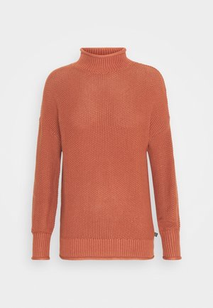 Pull en maille orange rouille à manches longues avec col montant côtelé, poignets et ourlet côtelés, présenté sur un fond blanc uni.