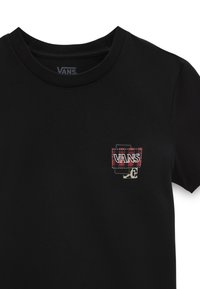 Černé tričko Vans s kulatým výstřihem, s malou nášivkou na hrudi se červenou kostkovanou látkou a logem "VANS."
