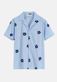 Chemise à manches courtes en tissu bleu clair, avec des motifs floraux bleu foncé, un col pointu et une fermeture à boutons sur le devant.