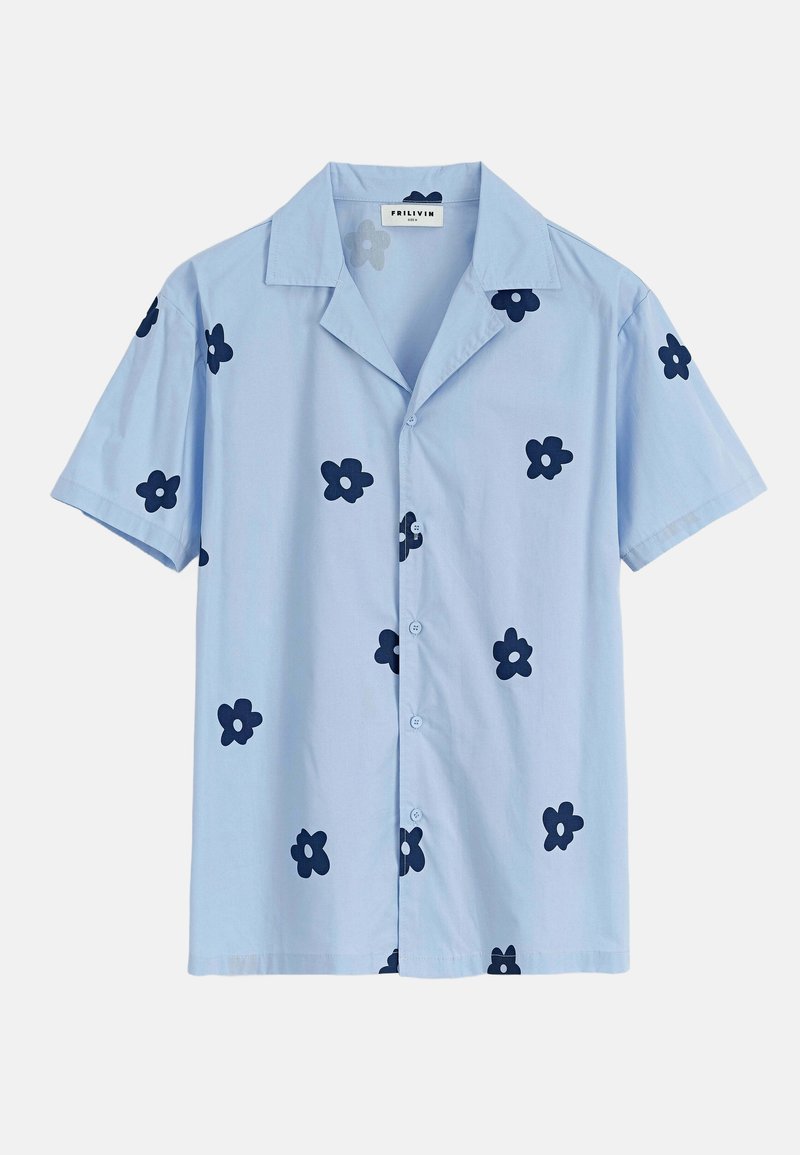 Chemise à manches courtes en tissu bleu clair, avec des motifs floraux bleu foncé, un col pointu et une fermeture à boutons sur le devant.