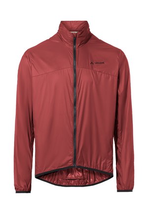 Veste de cyclisme rouge légère avec fermeture éclair sur toute la longueur, col haut, poignets élastiques et logo VAUDE noir sur la poitrine.
