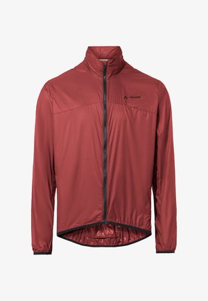 Leichte rote Fahrradjacke mit durchgehendem Reißverschluss, hohem Kragen, elastischen Bündchen und schwarzem VAUDE-Logo auf der Brust.