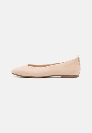 Nude ruskind balletflat med rundet tå, flad hæl og lille løkke detalje bagpå. Glat tekstur og minimalistisk design.
