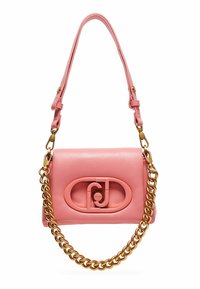 Sac à main en cuir rose avec un design structuré, présentant un logo prominent, une bandoulière en chaîne dorée et une bandoulière amovible.