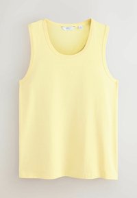 Débardeur jaune clair uni sans manches avec une encolure ronde et une étiquette de taille moyenne à l’intérieur du col sur fond blanc.