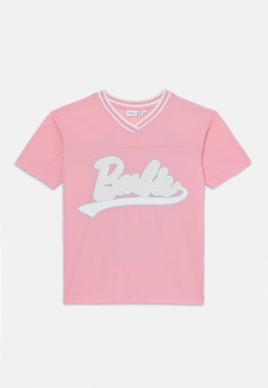 Rózsaszín, rövid ujjú póló V nyakkivágással, fehér, ívelt betűkkel felírva: "Barbie", sima textúrával.