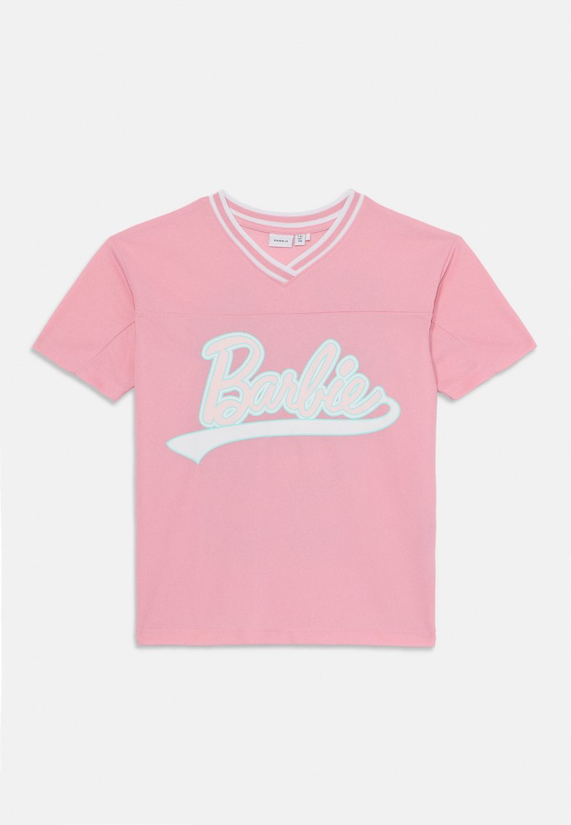 Ružové tričko s krátkym rukávom a výstrihom do V, so slovom "Barbie" v bielej kurzívou a hladkou textúrou.