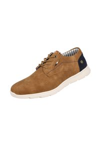 Zapatillas de ante marrón con suela de goma blanca, con cordones beige y un acento azul oscuro en el talón, forro de tela a rayas y detalles bordados.
